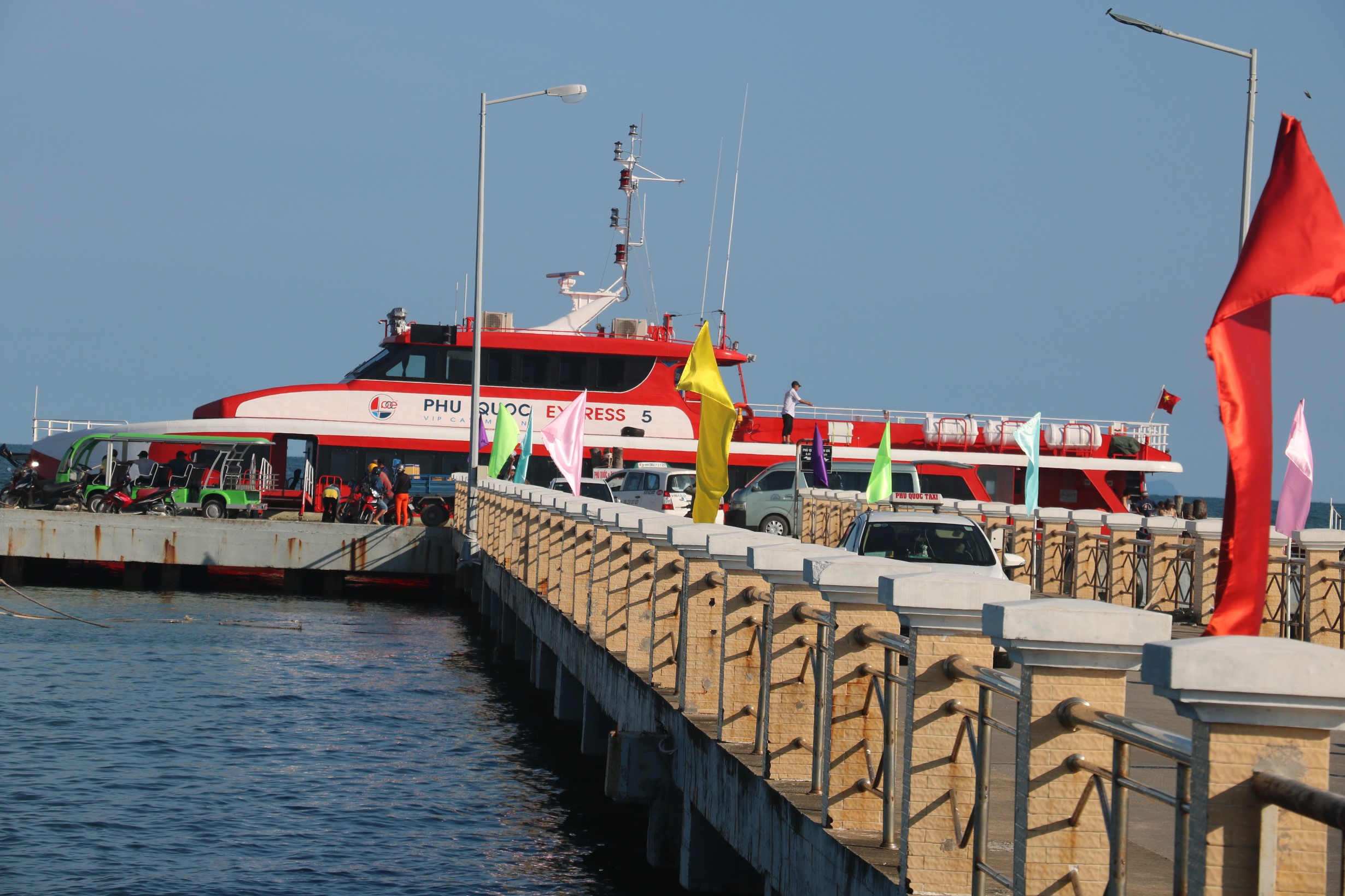 Tàu cao tốc Phú Quốc Express 5 tại cảng Bãi Vòng
