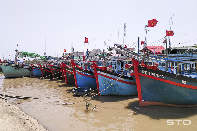 Tàu thuyền neo đậu tại cảng Trần Đề.